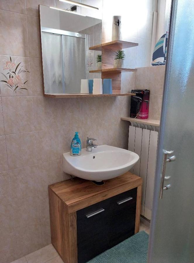 Apartmaji Pri Bosi Nogi Изола Екстериор снимка
