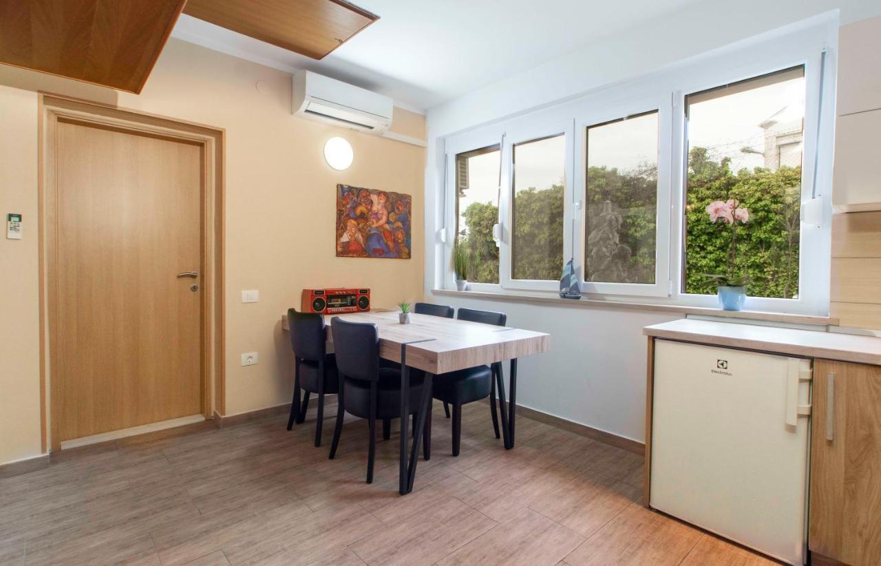 Apartmaji Pri Bosi Nogi Изола Екстериор снимка
