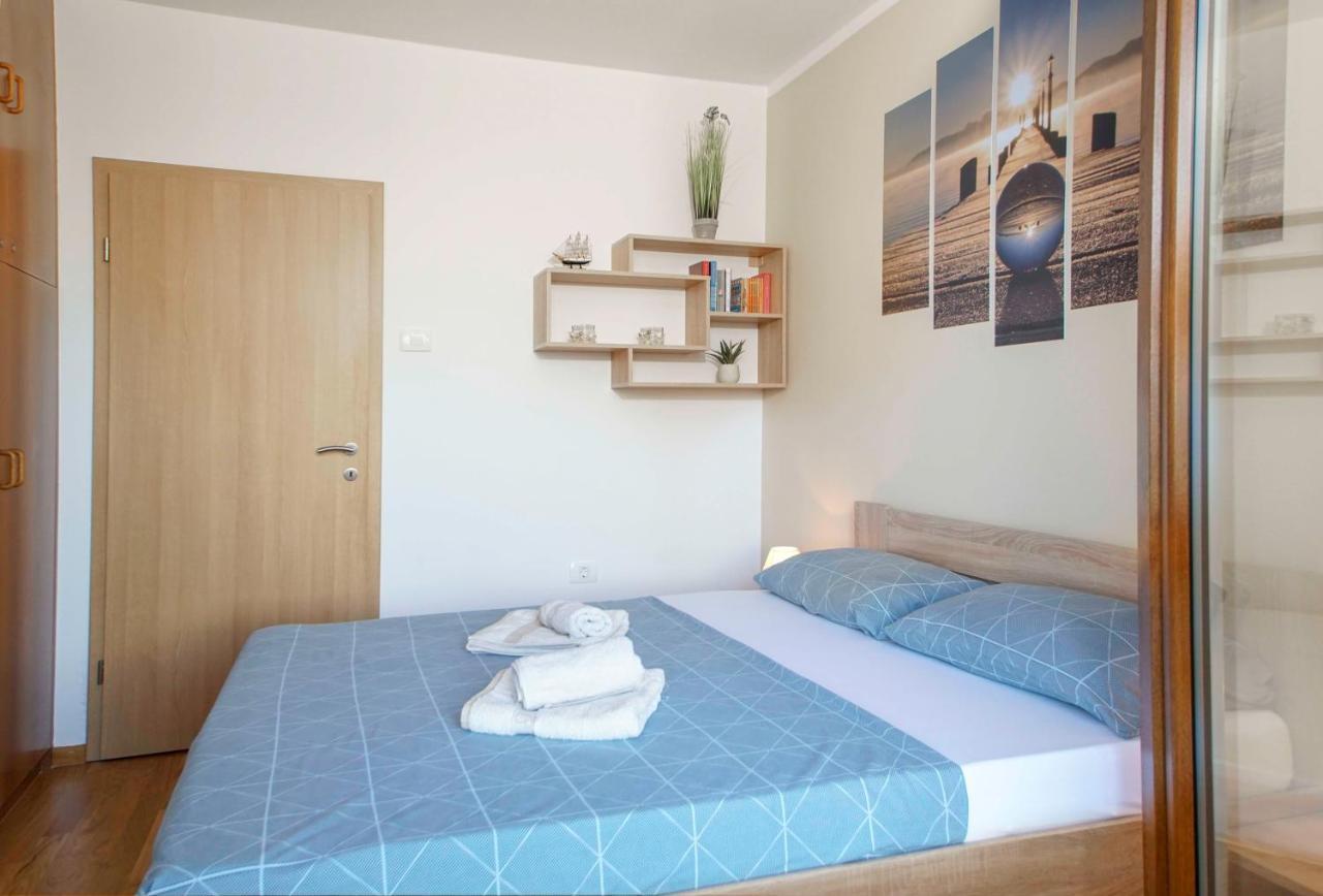 Apartmaji Pri Bosi Nogi Изола Екстериор снимка